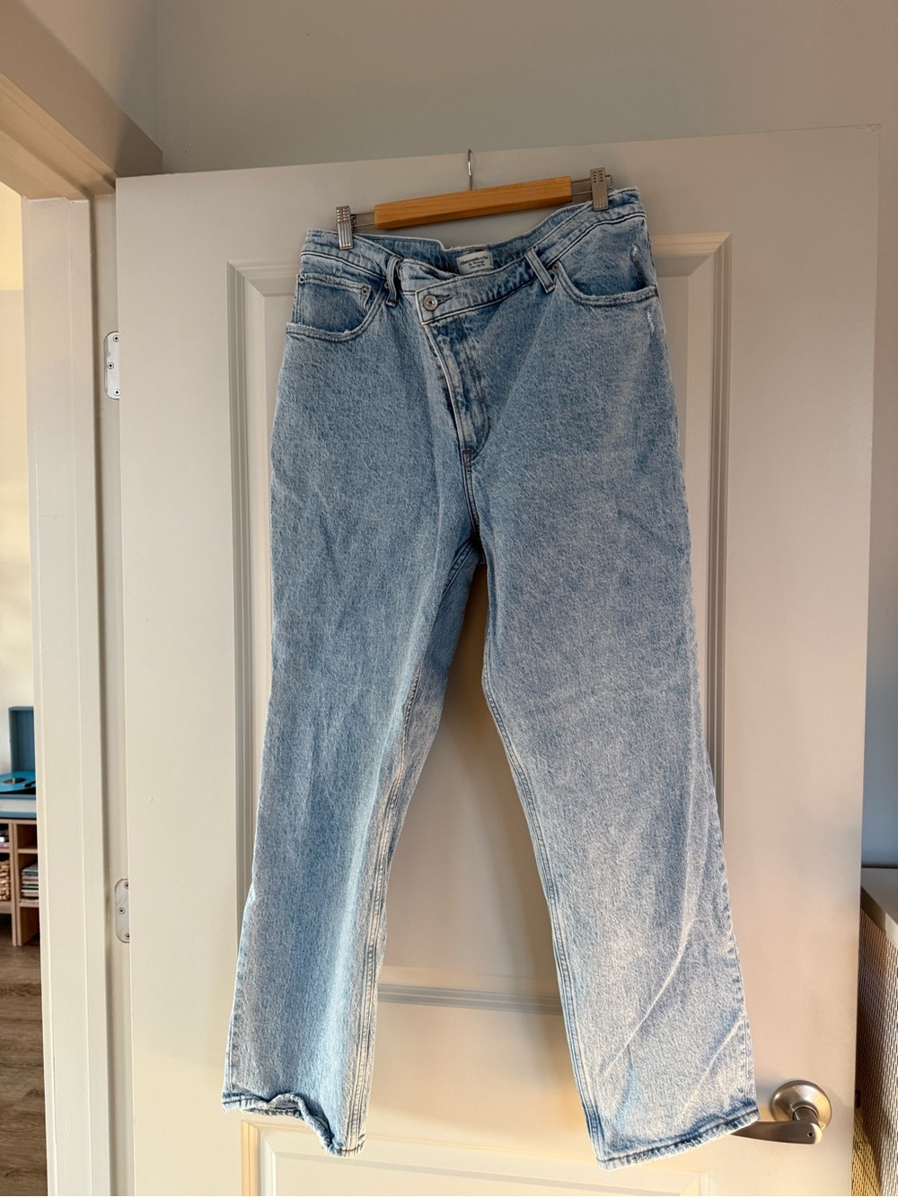 Light Wash Women’s High-Rise cross front Jeans
